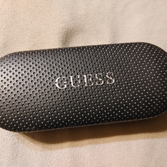 Guess Brand Eyeware Case - Picture 1 of 4